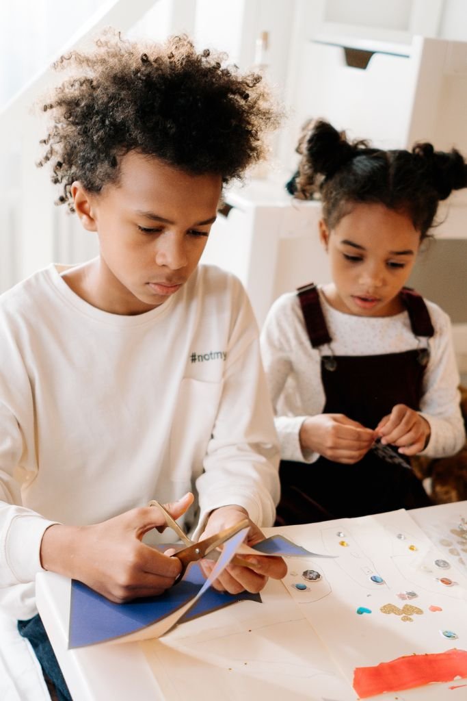 enfants qui travaille sur une activite manuelle sur le theme de l'islam