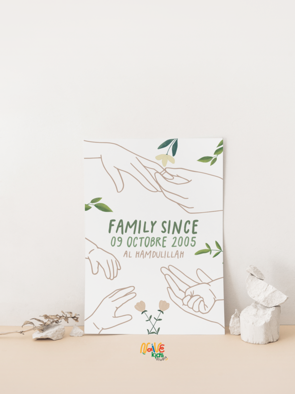 affiche sur fond blanc représentant une famille musulmane unie