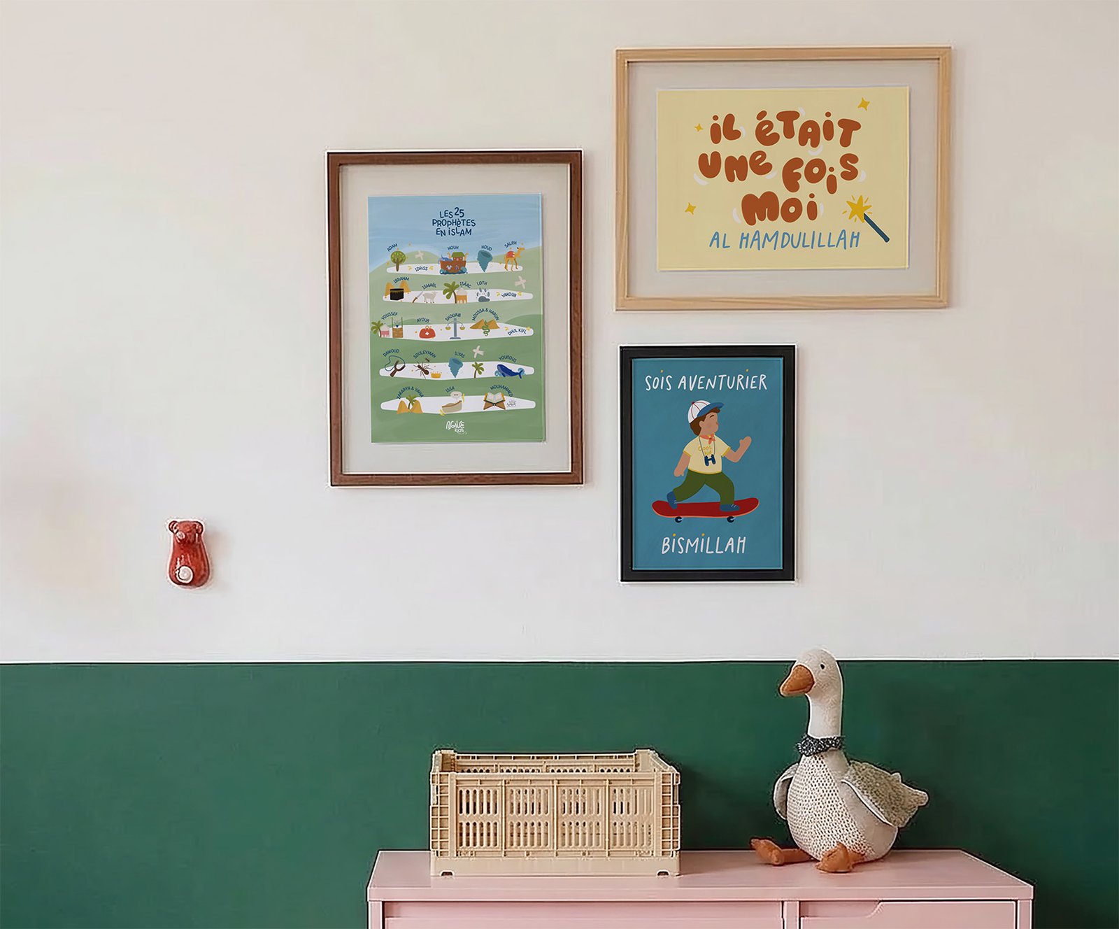 chambre d'enfant avec trois cadres d'affiche islamique
